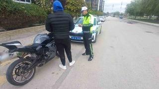 Motosikletinin plakasını bantla değiştiren sürücü polise yakalandı