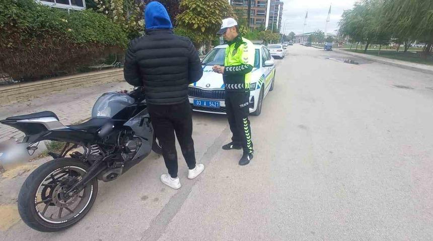 Motosikletinin plakasını bantla değiştiren sürücü polise yakalandı