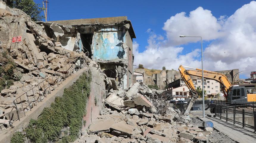 Bitlis'te metruk binalar yıkılıyor