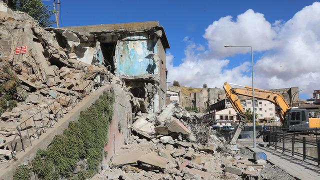 Bitlis'te metruk binalar yıkılıyor