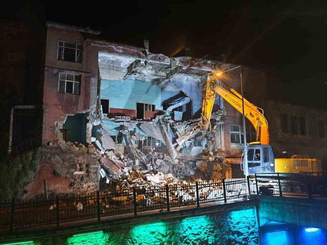 Bitlis’te metruk binalar yıkılıyor 6