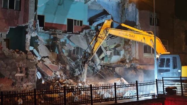 Bitlis’te metruk binalar yıkılıyor 5