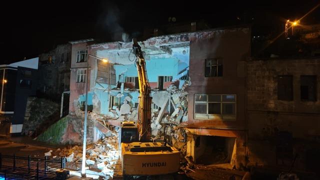 Bitlis’te metruk binalar yıkılıyor 4