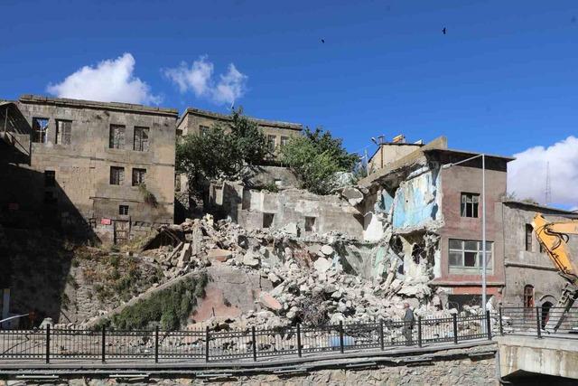 Bitlis’te metruk binalar yıkılıyor 1