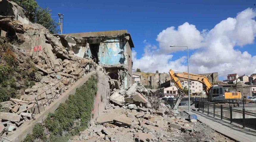 Bitlis’te metruk binalar yıkılıyor