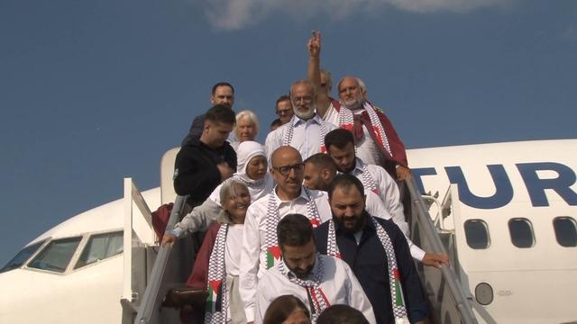 Özgürlük Filosu nun 18 i Türk 94 aktivisti THY uçağıyla İstanbul a geldi 2