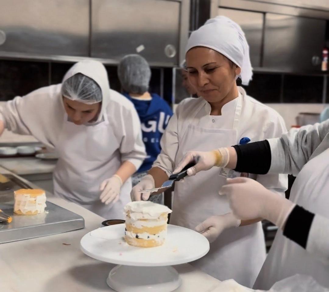 Yurtta kalan kız öğrenciler mutfakta buluştu: Lezzet dolu bir gün... 6
