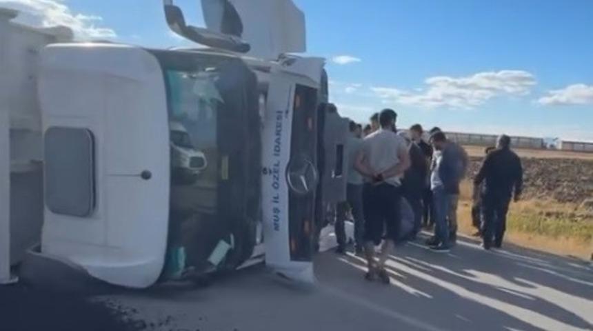 Muş’ta asfalt yüklü kamyon devrildi: 1 yaralı