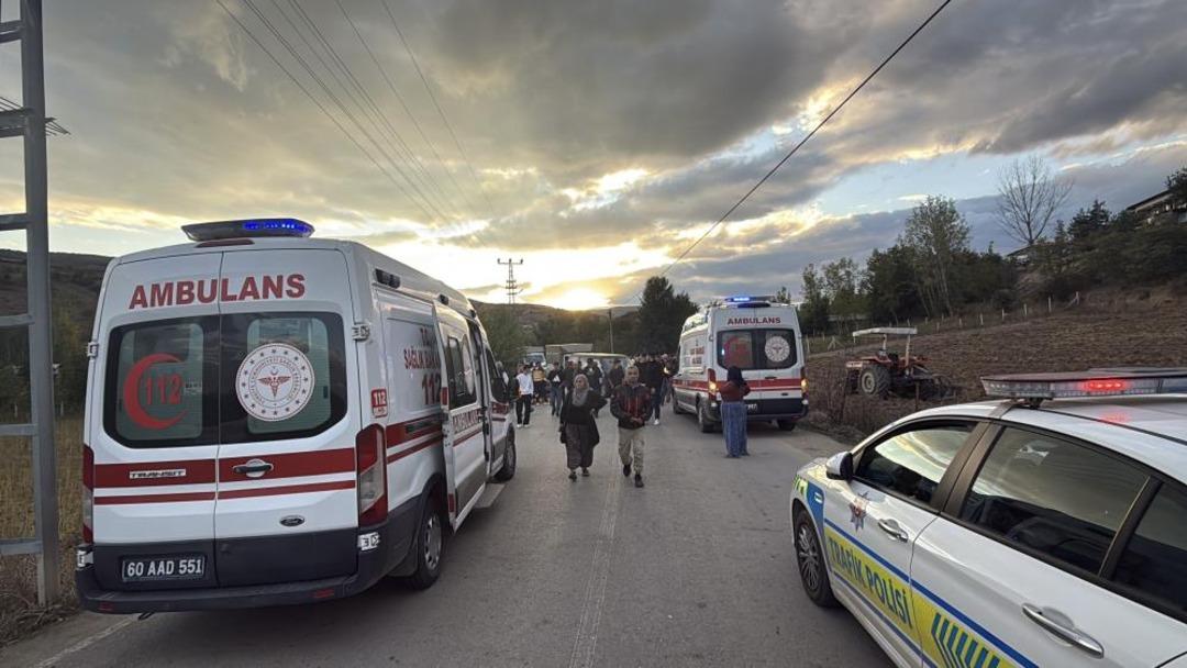 Erbaa da minibüs ile otomobil çarpıştı: 5 yaralı 1