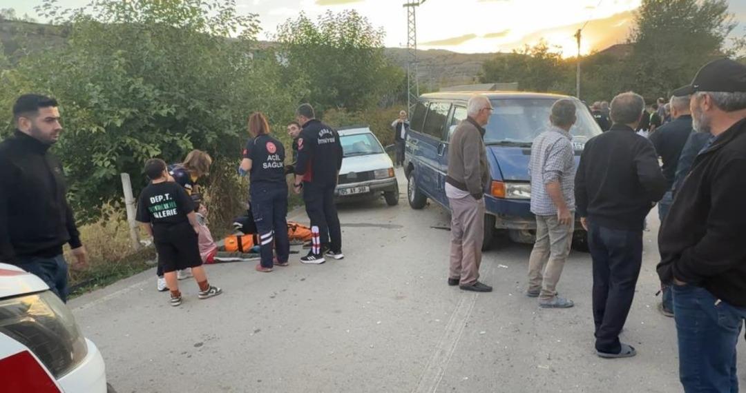 Erbaa da minibüs ile otomobil çarpıştı: 5 yaralı 2