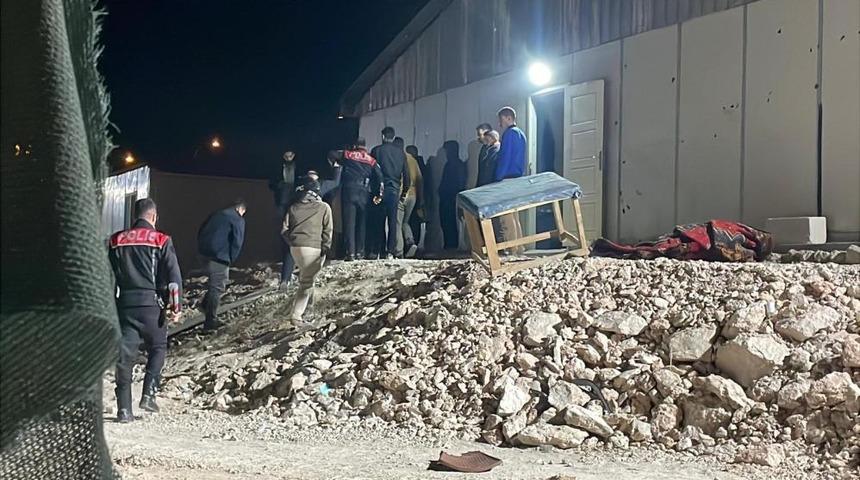 Hastane şantiyesinde bıçaklı kavga: 1’i ağır 4 yaralı