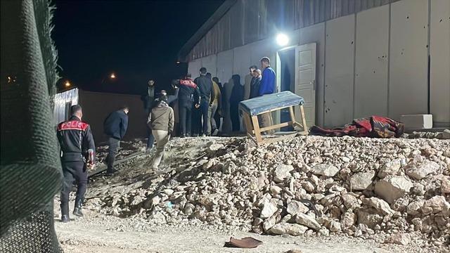 Hastane şantiyesinde bıçaklı kavga: 1’i ağır 4 yaralı