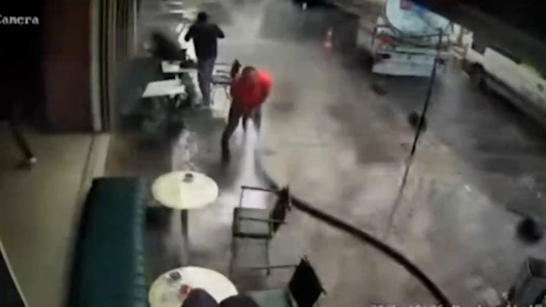 Dükkanın önünü tazyikli suyla yıkayan adam kontrolünü kaybetti! Çay içen müşterileri ıslattı 2