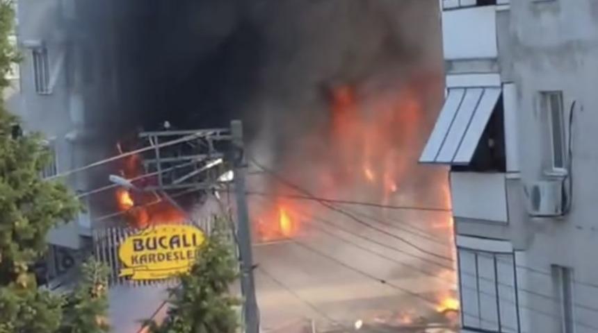 Alevlerin yükseldiği binada yangın paniği