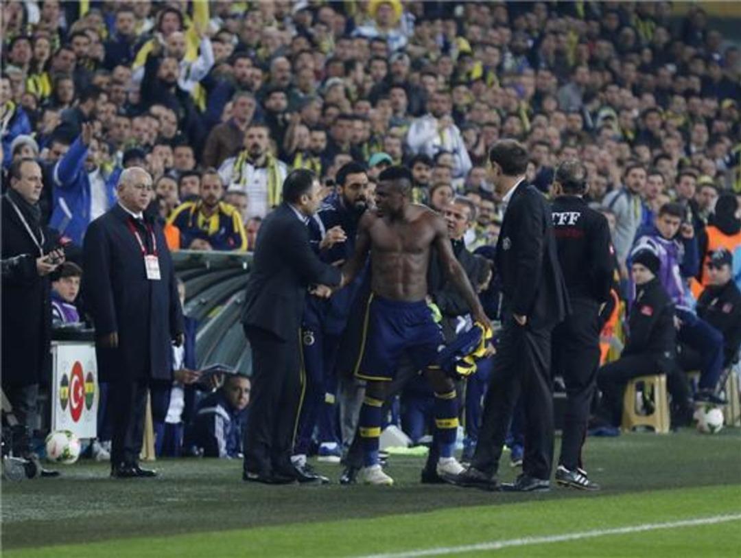 Emenike'den derbide şok hareket