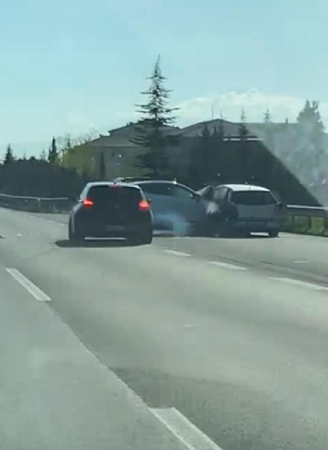 İçerisinde bebek olan aracı sıkıştırıp makas attı! Feci kazada 4 araca zarar verdi 1