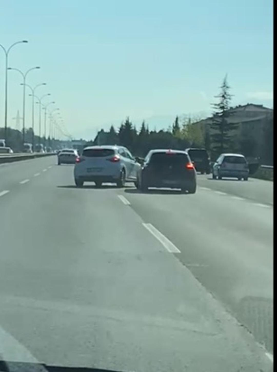 İçerisinde bebek olan aracı sıkıştırıp makas attı! Feci kazada 4 araca zarar verdi 2