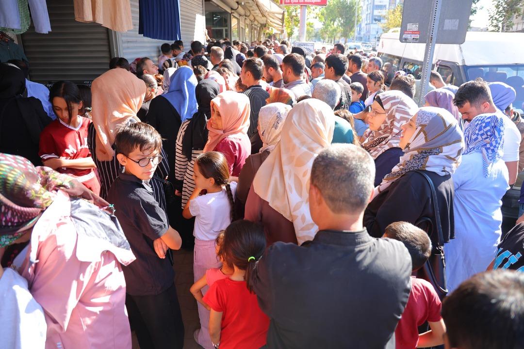  Ne alırsan 50 TL  dediler izdiham çıktı!  Hiçbir şey alamadık  1