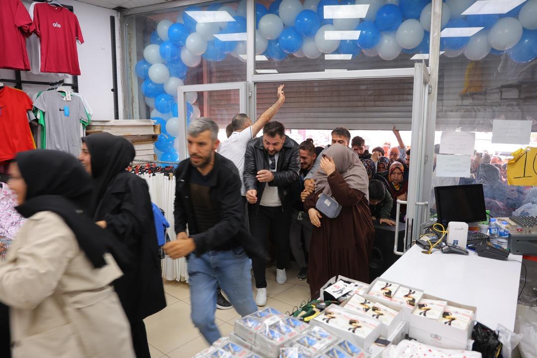  Ne alırsan 50 TL  dediler izdiham çıktı!  Hiçbir şey alamadık  2