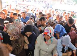 'Ne alırsan 50 TL' dediler izdiham çıktı! 'Hiçbir şey alamadık'