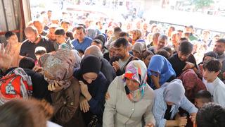 'Ne alırsan 50 TL' dediler izdiham çıktı! 'Hiçbir şey alamadık'