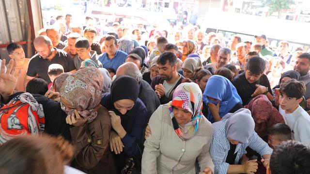 'Ne alırsan 50 TL' dediler izdiham çıktı! 'Hiçbir şey alamadık'