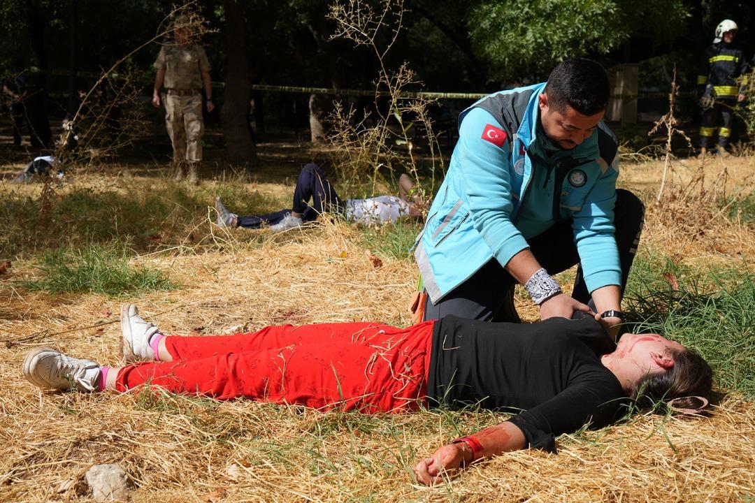 Gaziantep te dikkat çeken terör tatbikatı: Kendini rolüne kaptıranları ekipler güçlükle sakinleştirdi! 11