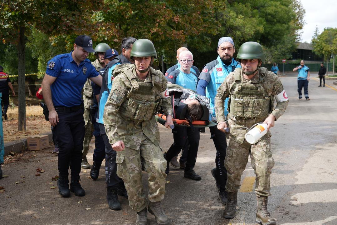 Gaziantep te dikkat çeken terör tatbikatı: Kendini rolüne kaptıranları ekipler güçlükle sakinleştirdi! 12