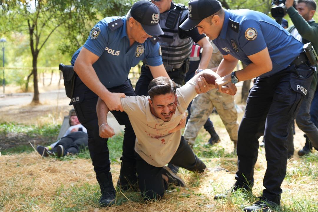 Gaziantep te dikkat çeken terör tatbikatı: Kendini rolüne kaptıranları ekipler güçlükle sakinleştirdi! 2