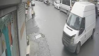 Avcılar’da freni boşalan panelvan dükkana daldı: O anlar kamerada