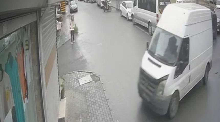 Avcılar’da freni boşalan panelvan dükkana daldı: O anlar kamerada
