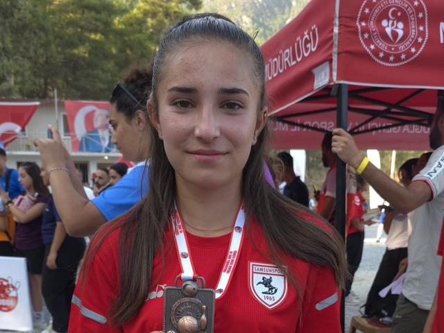 Türkiye rekortmeni 15 yaşındaki Yağmur Tosun, dünya 3’üncüsü oldu