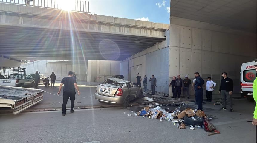 Otomobil üst geçitten yola düştü:: 2 yaralı