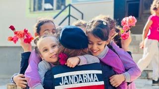 Jandarma kız çocuklarını unutmadı