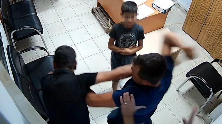 Çocuğunun gözü önünde babayı darbetti! Polis merkezinde kayınbirader dayağı