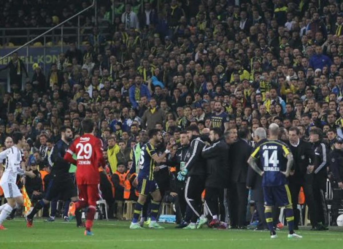 Derbide g&ouml;zden ka&ccedil;an yumruklaşma