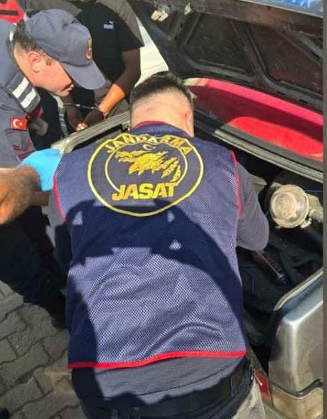 Yakayı ele verdiler! Dikkat çekmemek için gündüzleri çobanlık yapmışlar 2