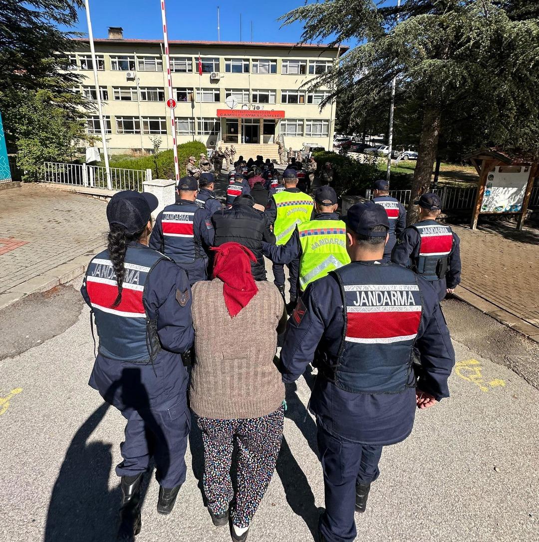 Yakayı ele verdiler! Dikkat çekmemek için gündüzleri çobanlık yapmışlar 1