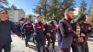 Yakayı ele verdiler! Dikkat çekmemek için gündüzleri çobanlık yapmışlar