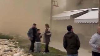 Yer: Silivri! Faciadan dönüldü: Kopan kaya parçaları çay bahçesine düştü