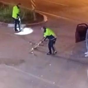 Kaza sonrası trafik polisi yolu süpürgeyle temizledi