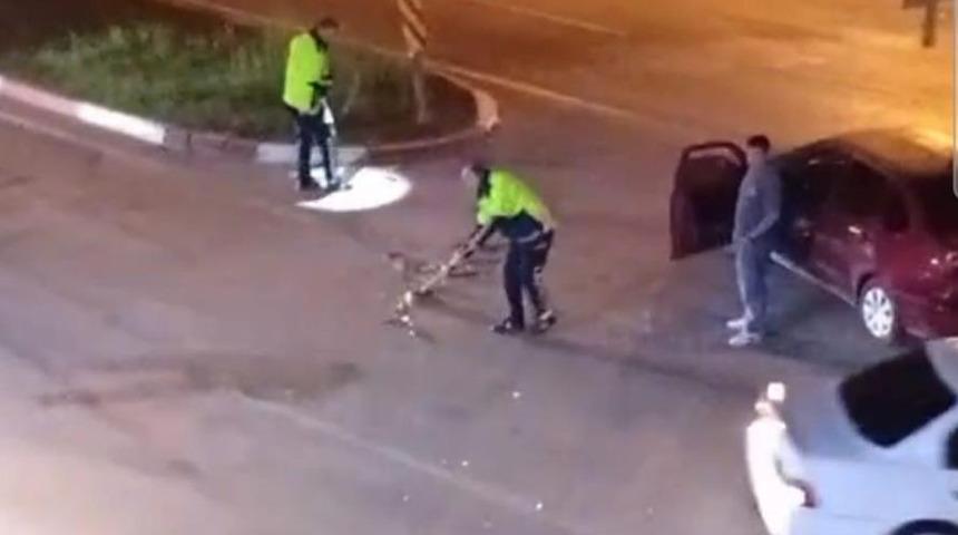 Kaza sonrası trafik polisi yolu süpürgeyle temizledi