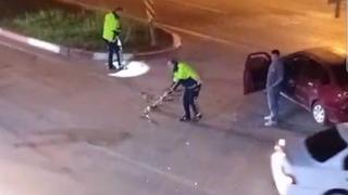 Kaza sonrası trafik polisi yolu süpürgeyle temizledi