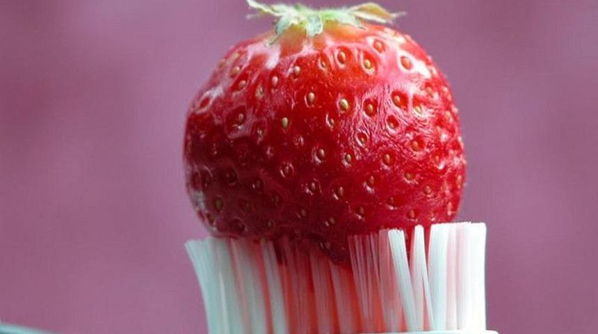 Bembeyaz dişler i&ccedil;in &ccedil;ilekle dişlerinizi fır&ccedil;alayın! Nasıl mı?