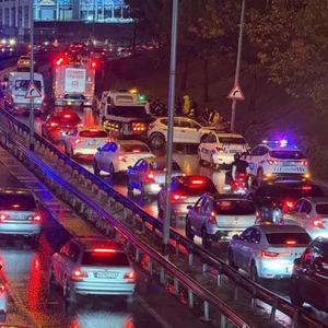 Küçükçekmece'de kontrolden çıkan otomobil aydınlatma direğine çarptı