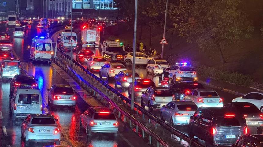 Küçükçekmece'de kontrolden çıkan otomobil aydınlatma direğine çarptı