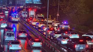 Küçükçekmece'de kontrolden çıkan otomobil aydınlatma direğine çarptı