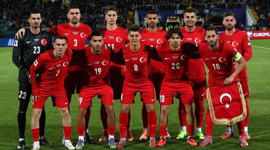 Hakan Çalhanoğlu 100. kez milli formayı giydi