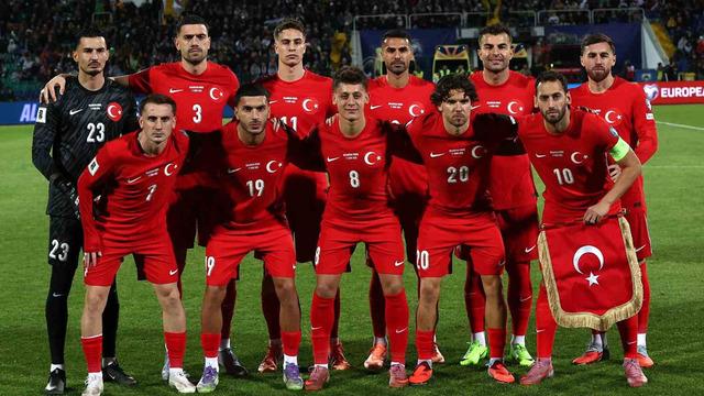 Hakan Çalhanoğlu 100. kez milli formayı giydi