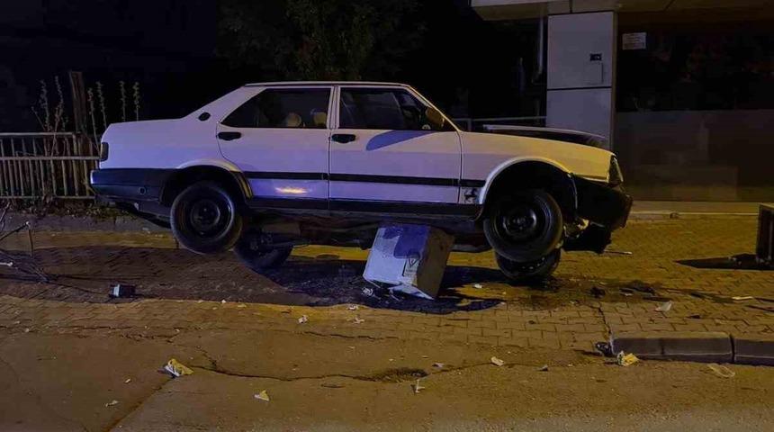 Otomobil trafoya çıktı: Sürücü yara almadan kurtuldu